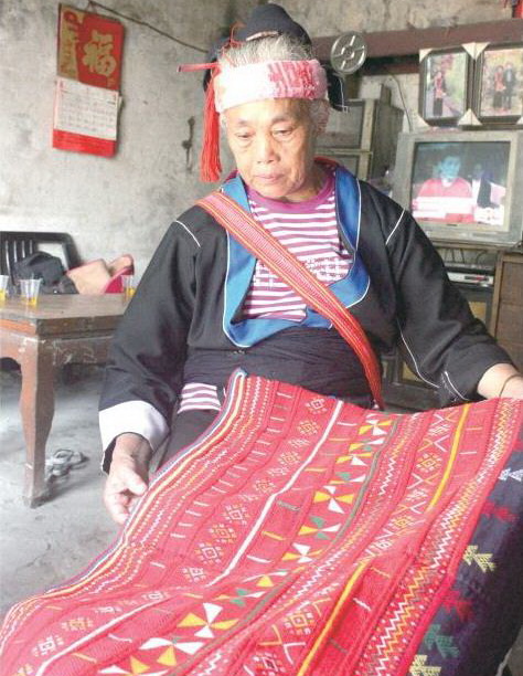 對于自己的刺繡作品,沈佩英如數(shù)家珍。