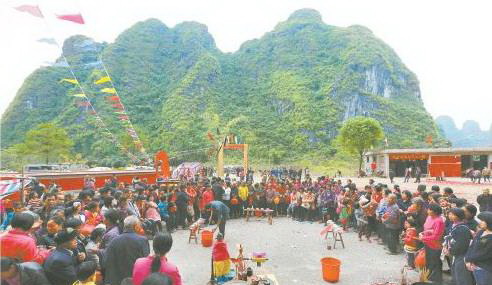 11月25日,村民們等待喝“羅漢粥”。