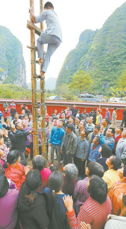 民俗活動(dòng)的重頭戲：上刀山,許多村民帶著衣物床被排隊(duì)上刀山。據(jù)傳,人使用上過(guò)刀山的衣、被后身體健康,出行平安。