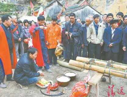 豎起刀桿之前,用活雞鴨來(lái)祭祀祈求平安。