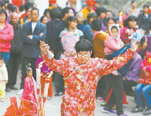11月25日,一位男扮女裝民間法師藝人在民俗活動(dòng)中表演祭神舞蹈。在傳承青黃不接的現(xiàn)狀下,少數(shù)年輕人繼承了此項(xiàng)民俗文化。