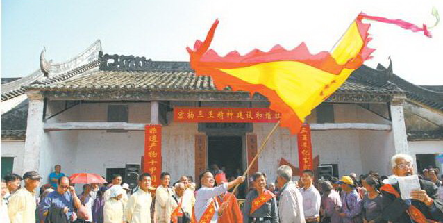 小梅村代表從“接三王”理事會(huì)主席手上接過旗幟,開始接歸。