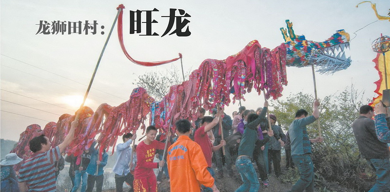 小伙子們舞著“背帶龍”,一路小跑向村外的山頭出發(fā)。