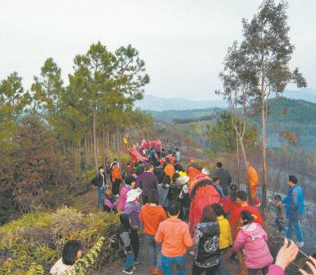 雞公獅、人龍跟隨在背帶龍后面,游過各個山頭,走回祠堂。
