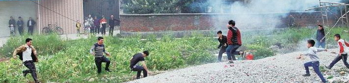 花炮爆炸后將鐵圈沖上天空,搶花炮的人群向鐵環(huán)飛出的方向奔去,尋找和搶奪鐵環(huán)。