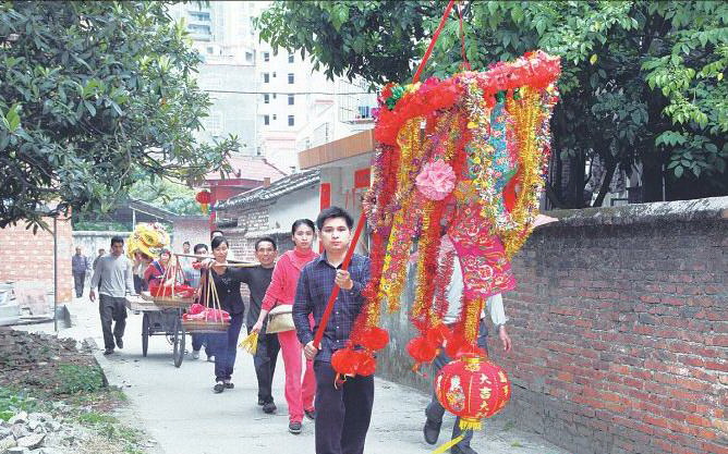上燈隊伍浩浩蕩蕩向祠堂進(jìn)發(fā)。