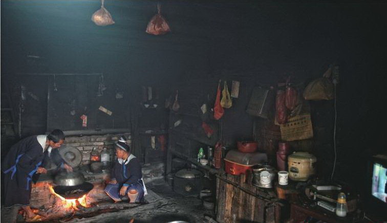 大多數(shù)瑤民還保留著燒柴做飯的傳統(tǒng)習(xí)俗。室內(nèi)被煙火長期熏烤,黑乎乎的。
