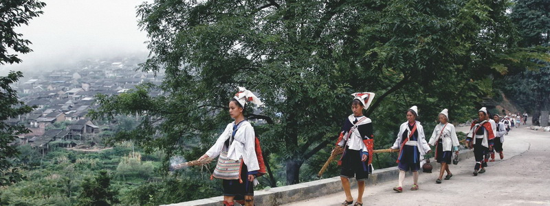 8月28日,寨里唐民義大不公去世的第六天。早上6點(diǎn)多,親屬拿稻草做的火把、盛滿米酒的銅酒壺,背著米飯,前往墳地給去世的老人“送飯”。