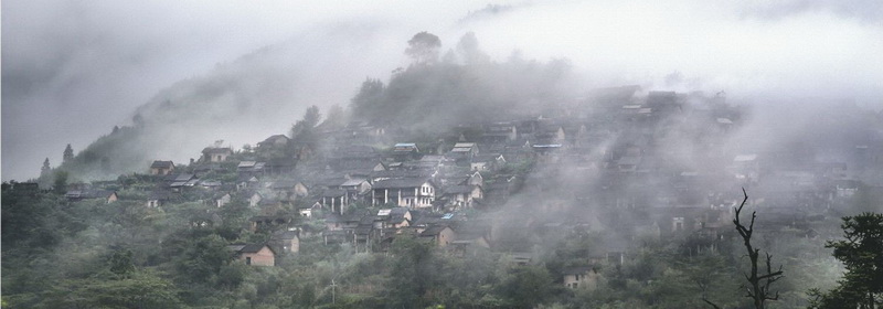 9月18日,海拔830米山峰,云霧中的油嶺瑤寨。