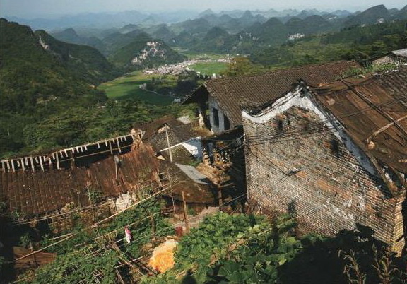 油嶺瑤寨許多傳統(tǒng)建筑已無人居住。不遠(yuǎn)的山下就是移民新村。
