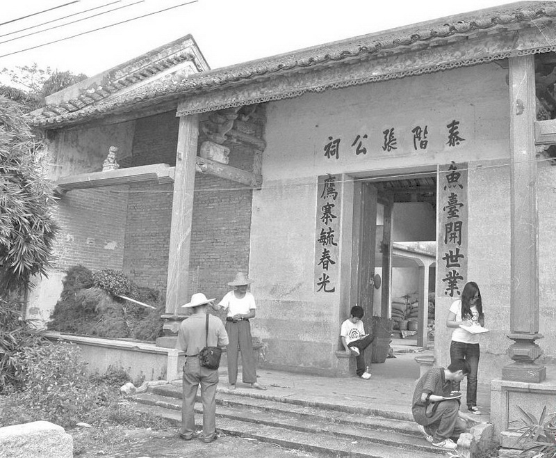 古色古香的泰階張公祠,掩映在一片綠竹叢中。清新區(qū)文物工作者正在進行田野調查。