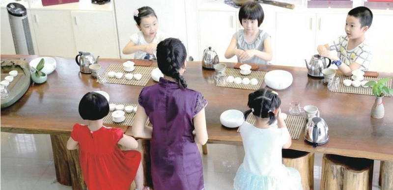 小朋友們認(rèn)真地向老師展示所學(xué)的茶藝基本手勢。