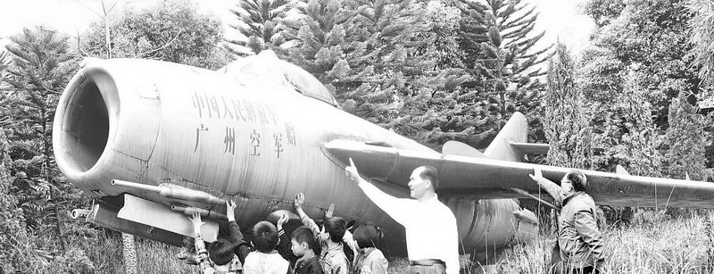 蟄伏于思源園里的一架退役戰(zhàn)機(jī)。