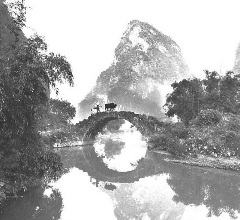 英西峰林永豐橋,橋因旁邊的永豐寺而得名。古石橋已無年月和造建者可考,但這絲毫不妨礙它從容而清伶地安立這鄉(xiāng)間天地。石橋獨自架于峰巒盛開的曠野溪流之上,則打破了慣性的審美定勢,顯出其清麗之美。從橋上牽牛而過的人叫阿六,身高不到一米五。