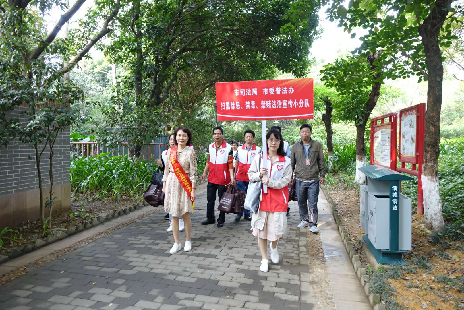 3月5日，市司法局、市委普法辦在清城區(qū)鳳城街道鳳桂園社區(qū)開(kāi)展掃黑除惡、禁毒、禁賭法治宣傳活動(dòng)2.jpg