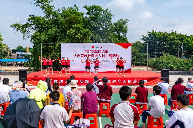 2020年清遠(yuǎn)市法治宣傳教育進(jìn)鄉(xiāng)村主題活動走進(jìn)清城區(qū)龍?zhí)伶?zhèn)定安村。清遠(yuǎn)日報記者_(dá)江元威_攝.jpg