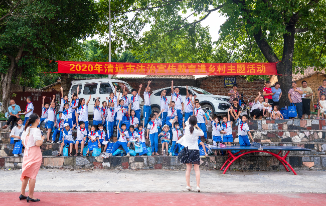 現(xiàn)場學(xué)生積極參與互動問答。清遠(yuǎn)日報記者_(dá)江元威_攝.jpg