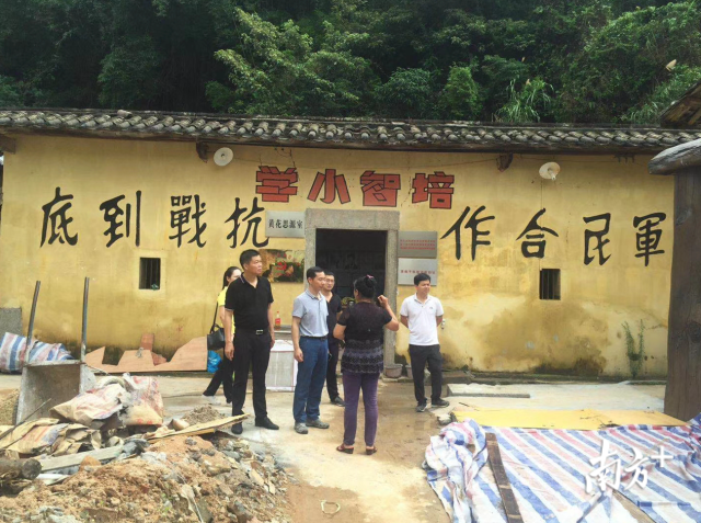 李庚原與縣委組織部人員前往存久洞村了解黨建工作。程浩 攝
