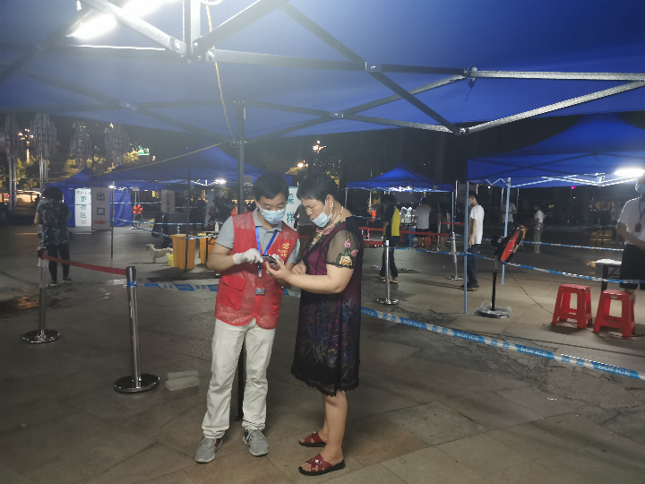 2021年6月9日，清遠(yuǎn)市水利局第三批黨員突擊隊(duì)志愿者主動(dòng)亮身份，指引群眾使用“粵核酸”小程序登記收件人員信息，并耐心解釋核酸檢測(cè)注意事項(xiàng)。.jpg