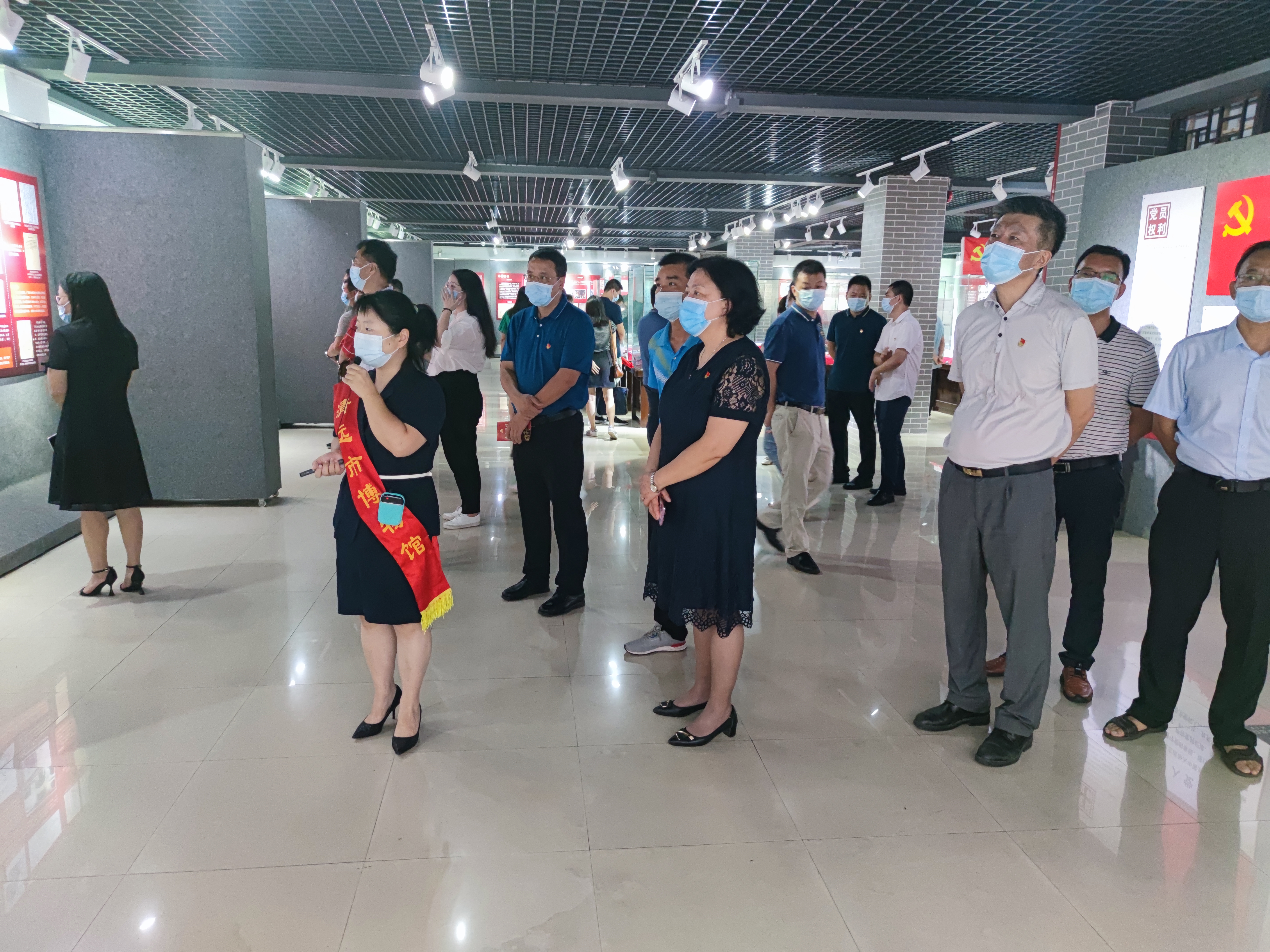 3.7月9日，市信訪局全體黨員干部到市博物館開(kāi)展紅色主題教育活動(dòng).jpg