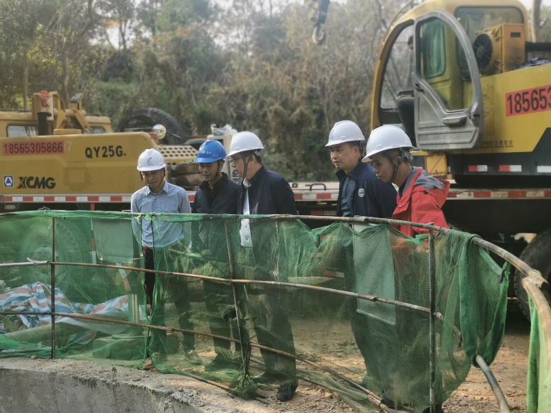 2022年1月7日，局黨組成員、副局長張月榮同志率供排水科及市水務(wù)集團有關(guān)人員前往市區(qū)供水設(shè)施建設(shè)工程蘇仙嶺頂管段、金融學(xué)院段、職教一路段、環(huán)城東路北段等施工現(xiàn)場檢查安全生產(chǎn)、疫情防控及工程進(jìn)展情況。.jpg