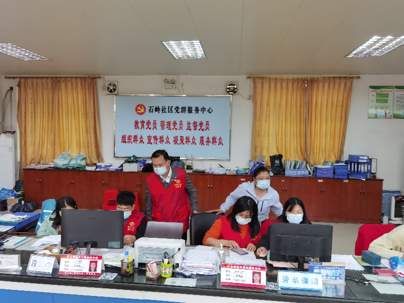 2022年4月18日，清遠市水利局黨員干部在清城區(qū)龍?zhí)伶?zhèn)石嶺村開展疫情防控工單核查。.jpg