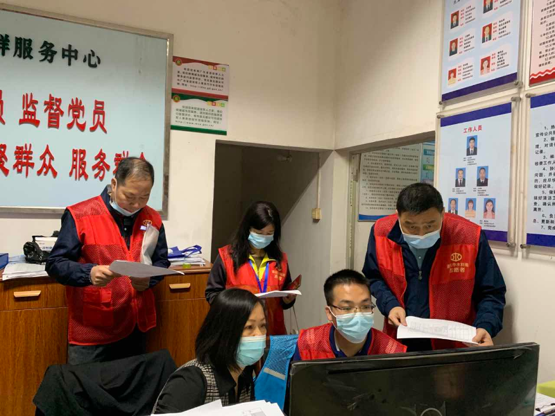 2022年4月17日，清遠市水利局下沉干部在清城區(qū)龍?zhí)伶?zhèn)金沙村開展疫情防控工單核查。.jpg