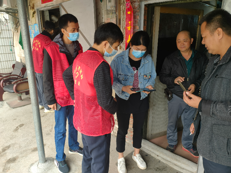 2022年4月19日，清遠市水利局下沉干部協(xié)助龍?zhí)伶?zhèn)泗合村委會走訪商戶，積極宣傳疫情防控要求，指導(dǎo)營業(yè)者下載使用場所碼。.jpg