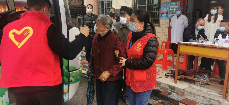 2022年4月19日，清遠市水利局黨員志愿者協(xié)助云路社區(qū)黨群服務(wù)中心為前來接種疫苗的群眾預(yù)約登記、掃碼測溫、接種指引、指導(dǎo)接種流程，為疫苗接種工作的有序運作保駕護航。.jpg