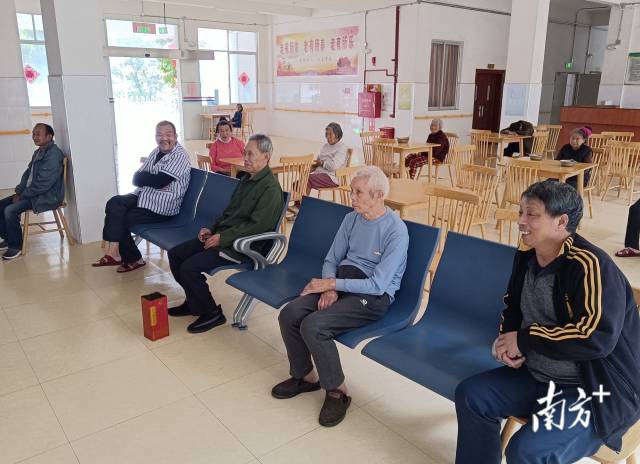 老人們?cè)谡瘝忔?zhèn)敬老院寬敞的影視娛樂廳看電視。