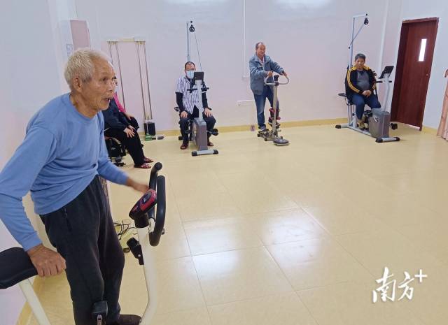 老人在敬老院健身房運(yùn)動(dòng)、健身。