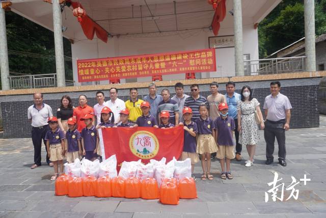 九龍商會向金造兒童成長中心捐贈米油等物資。焦瑩 攝