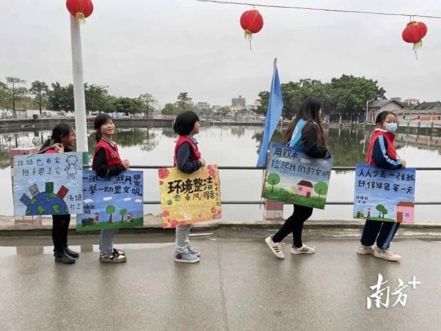 社工引導小志愿者自主開展志愿活動。
