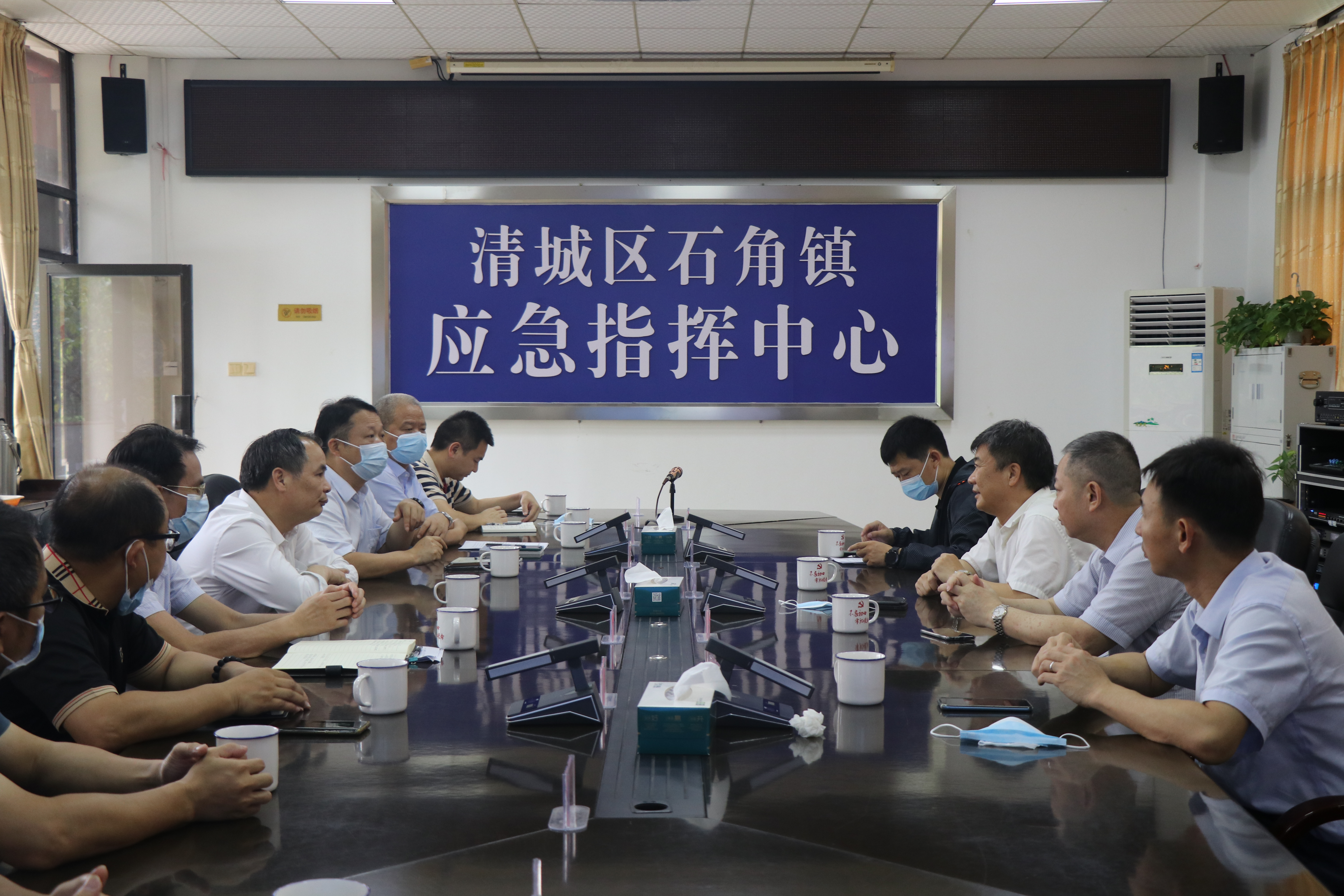 2022年6月8日，國家防辦工作組蒞臨清遠開展近期強降雨防御指導工作，在清城區(qū)石角鎮(zhèn)應(yīng)急指揮中心召開座談會。圖為：座談會現(xiàn)場。拍攝者：鐘華穎。.JPG