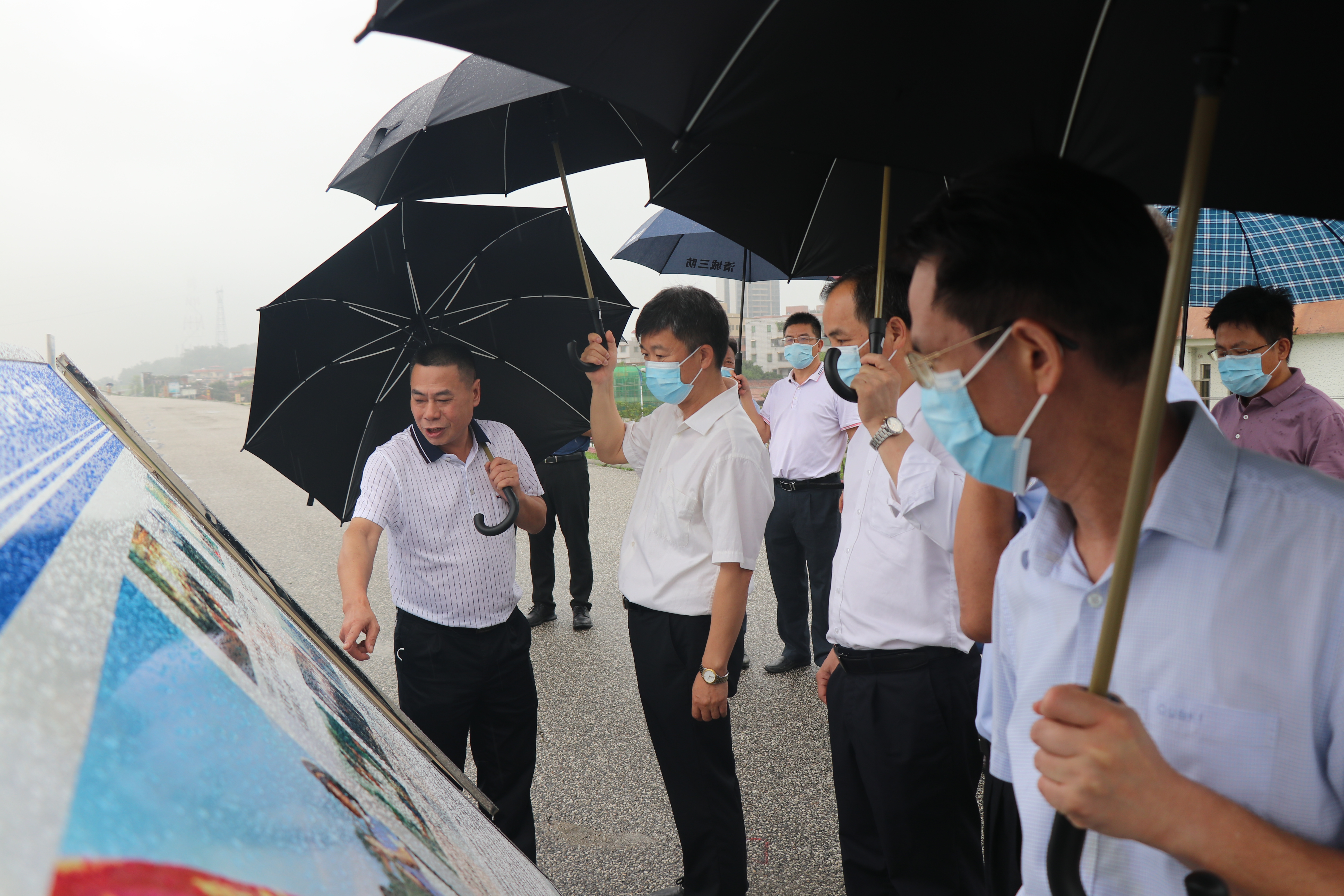 2022年6月8日，國家防辦工作組蒞臨清遠開展近期強降雨防御指導工作。圖為：查看北江大堤戶外工程簡介標牌。拍攝者：鐘華穎。.JPG