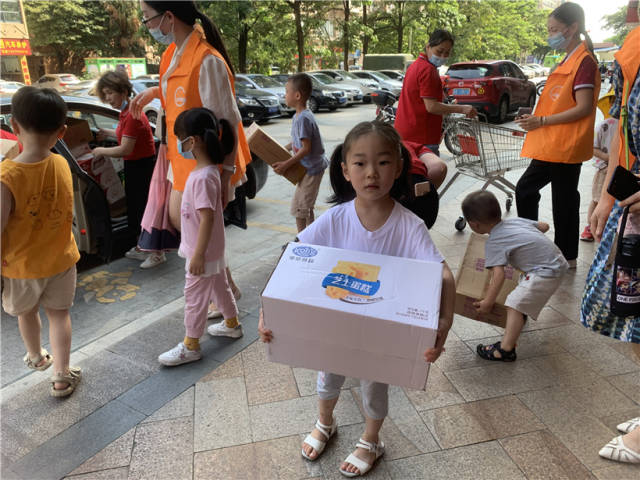 清城區(qū)中冠幼兒園響應(yīng)號召向?yàn)?zāi)區(qū)捐贈物資，師生、家長協(xié)力開展采購。受訪者供圖