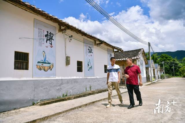 清遠(yuǎn)市退役軍人事務(wù)局派駐園山村第一書記錢峰與留坌村小組長溝通推進(jìn)該村農(nóng)旅項目。 曾亮超 攝