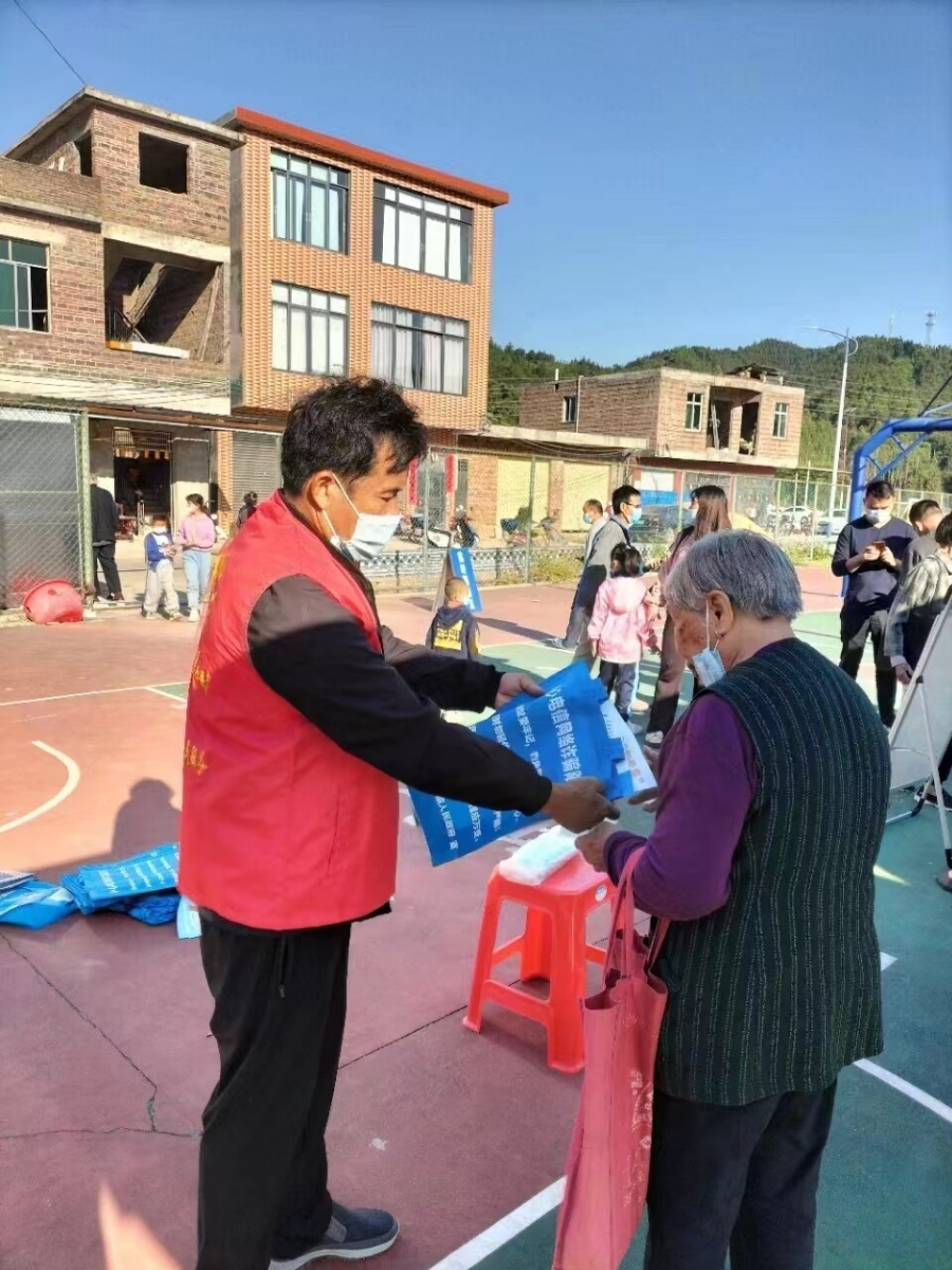 連山壯族瑤族自治縣小三江鎮(zhèn)田心村黨總支部書(shū)記、村委會(huì)主任黃家得在向村民宣傳反電信詐騙知識(shí)。資料圖