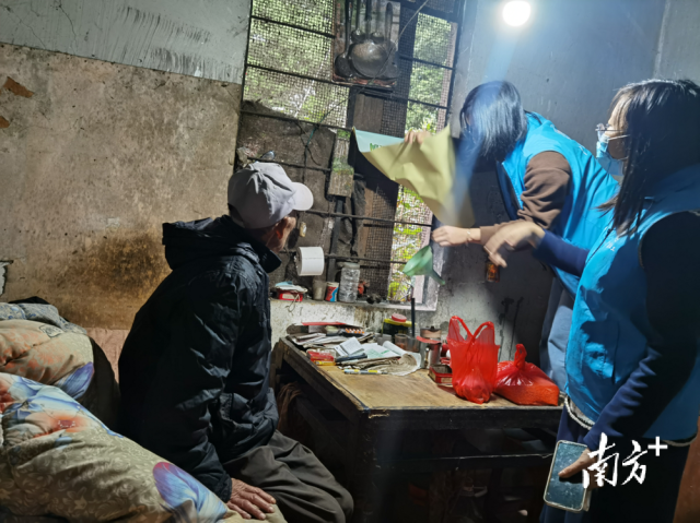 英德市東華鎮(zhèn)雙百社工為困難獨(dú)居老人林伯送御寒棉被，并為其修補(bǔ)破舊的窗戶。