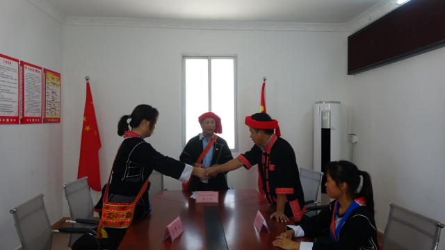 在“瑤老”人民調(diào)解員的調(diào)解下當事人握手言和。