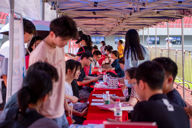 圖片一  20231021001-2023年5月27日，清遠(yuǎn)市舉辦2023年廣東省粵北片區(qū)“穩(wěn)就業(yè)促發(fā)展”大型招聘活動，現(xiàn)場前來咨詢的求職者絡(luò)繹不絕。.jpg