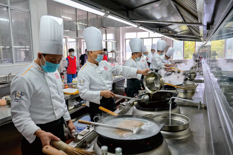 圖片三  近年來，清遠(yuǎn)市高質(zhì)量推進(jìn)“三項(xiàng)工程”，強(qiáng)化培訓(xùn)夯實(shí)基礎(chǔ)，讓更多勞動者掌握了一技之長。（資料圖）.jpg