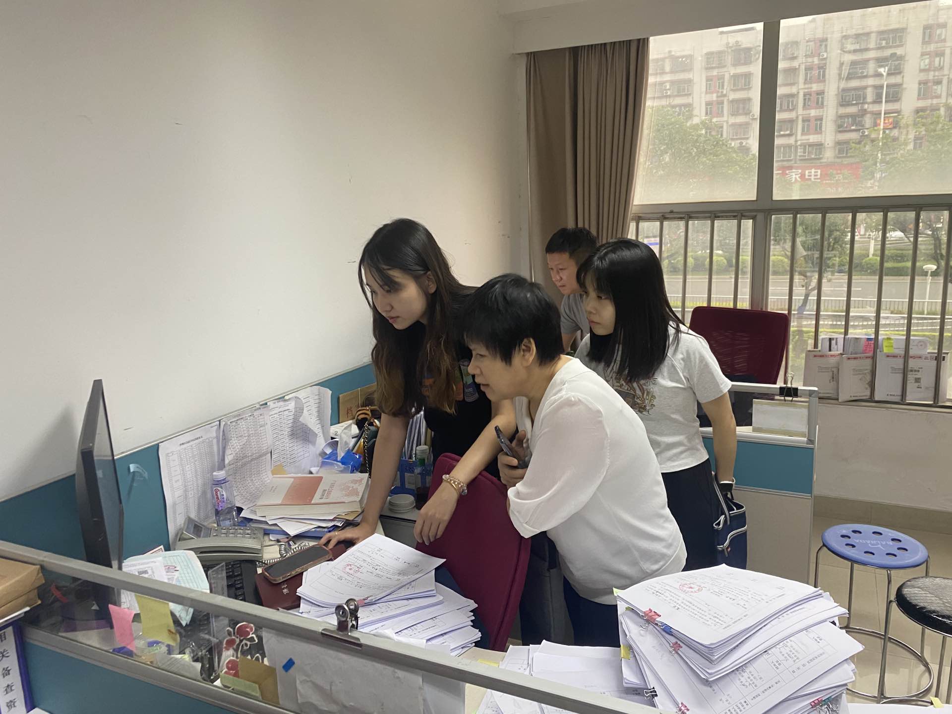 圖為今年國慶前夕，梁冬婷與審計組人員到復(fù)耕復(fù)種現(xiàn)場，核查惠民惠農(nóng)補(bǔ)貼真實(shí)情況。