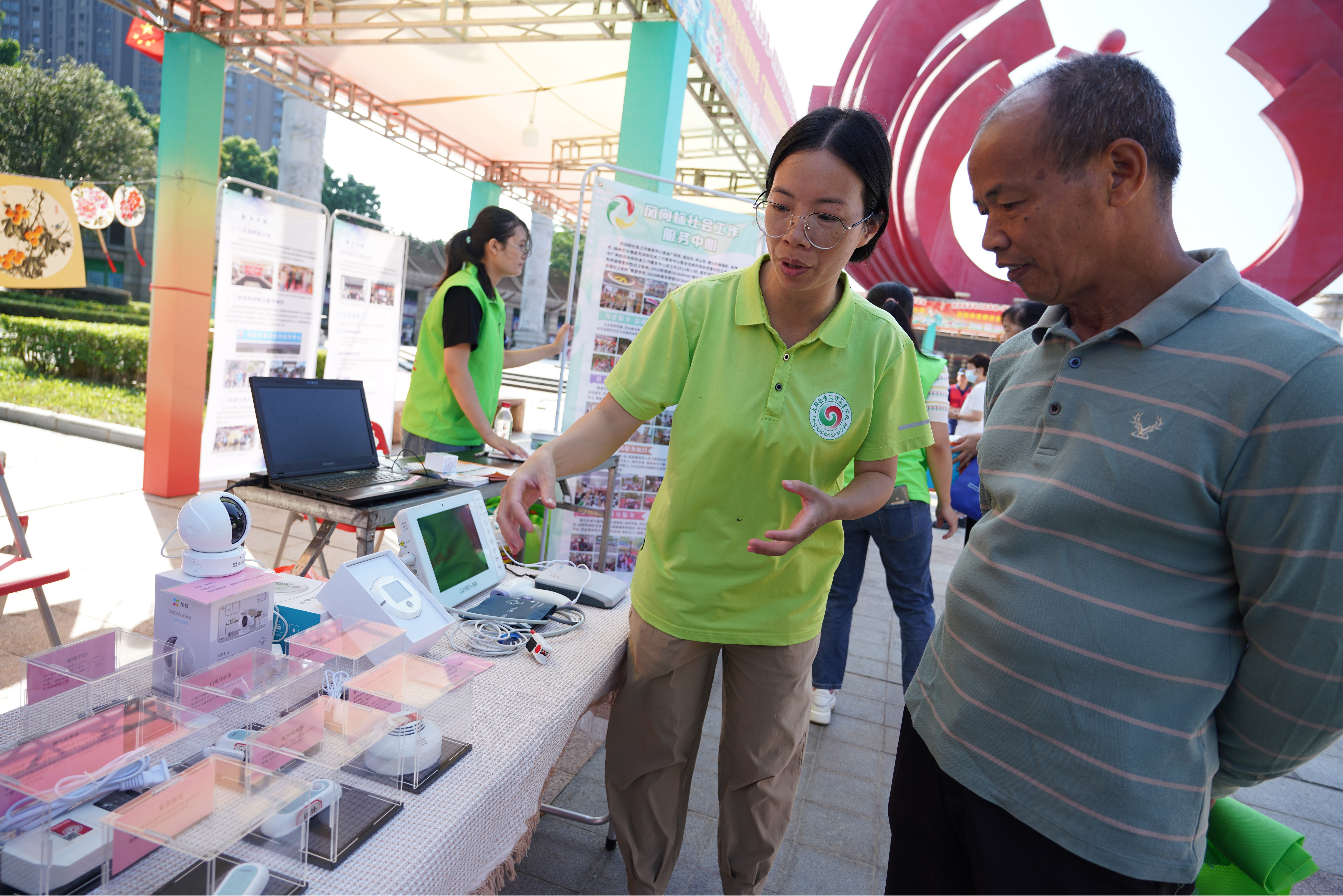 市民逛適老化產(chǎn)品展，了解涉老政策和體驗養(yǎng)老服務(wù)。清遠(yuǎn)日報記者 劉淑芳 攝 劉淑芳 攝 劉淑芳 攝