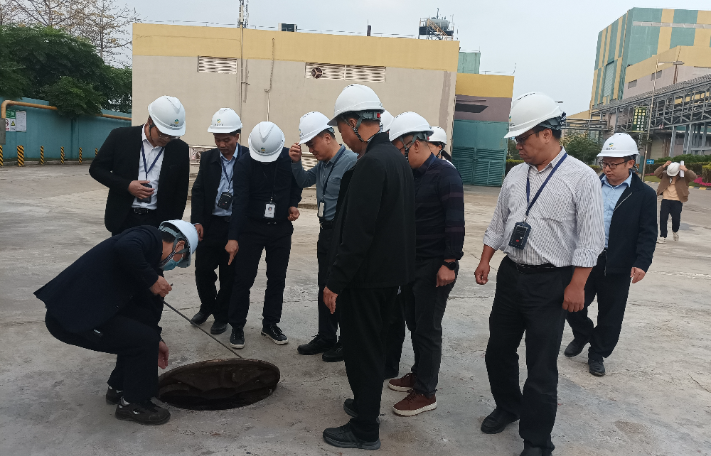 2024年12月5至6日，廣東省生態(tài)環(huán)境廳帶隊聯(lián)合清遠市生態(tài)環(huán)境局和清遠市生態(tài)環(huán)境局英德分局到英德市有關(guān)園區(qū)企業(yè)開展環(huán)境安全督導(dǎo)檢查.jpg