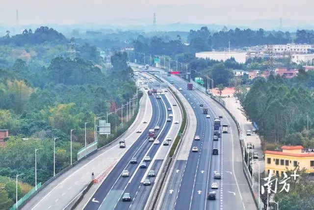 據(jù)悉，春運(yùn)期間清遠(yuǎn)高速公路累計(jì)車流量、全市道路旅客運(yùn)輸發(fā)送旅客量、水路旅客運(yùn)輸發(fā)送旅客人次、軌道旅客運(yùn)輸發(fā)送旅客量同比全面上升一至兩成。 南方+記者 曾亮超 攝