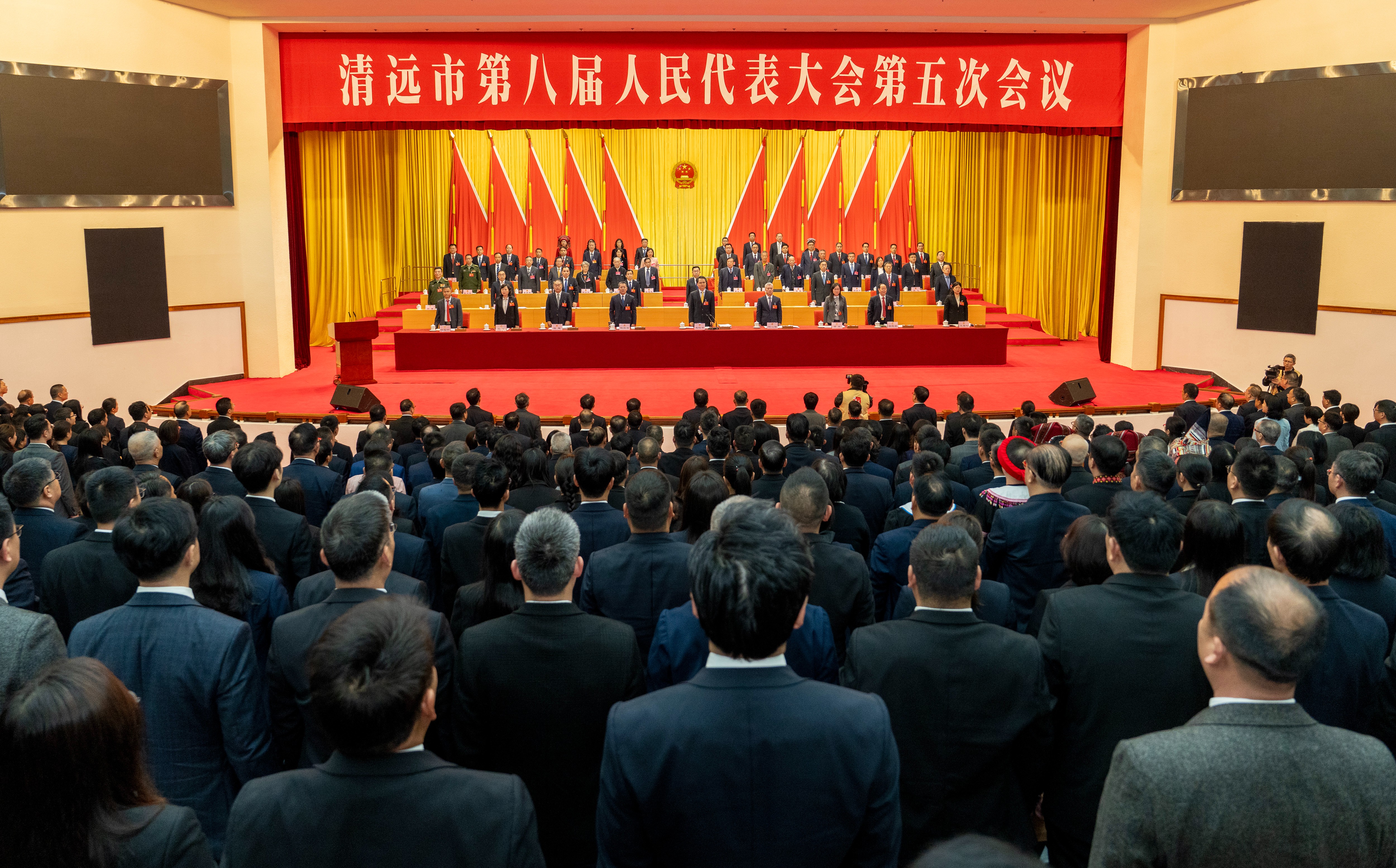 市八屆人大五次會(huì)議開(kāi)幕 殷昭舉主持會(huì)議 陳金鑾作政府工作報(bào)告