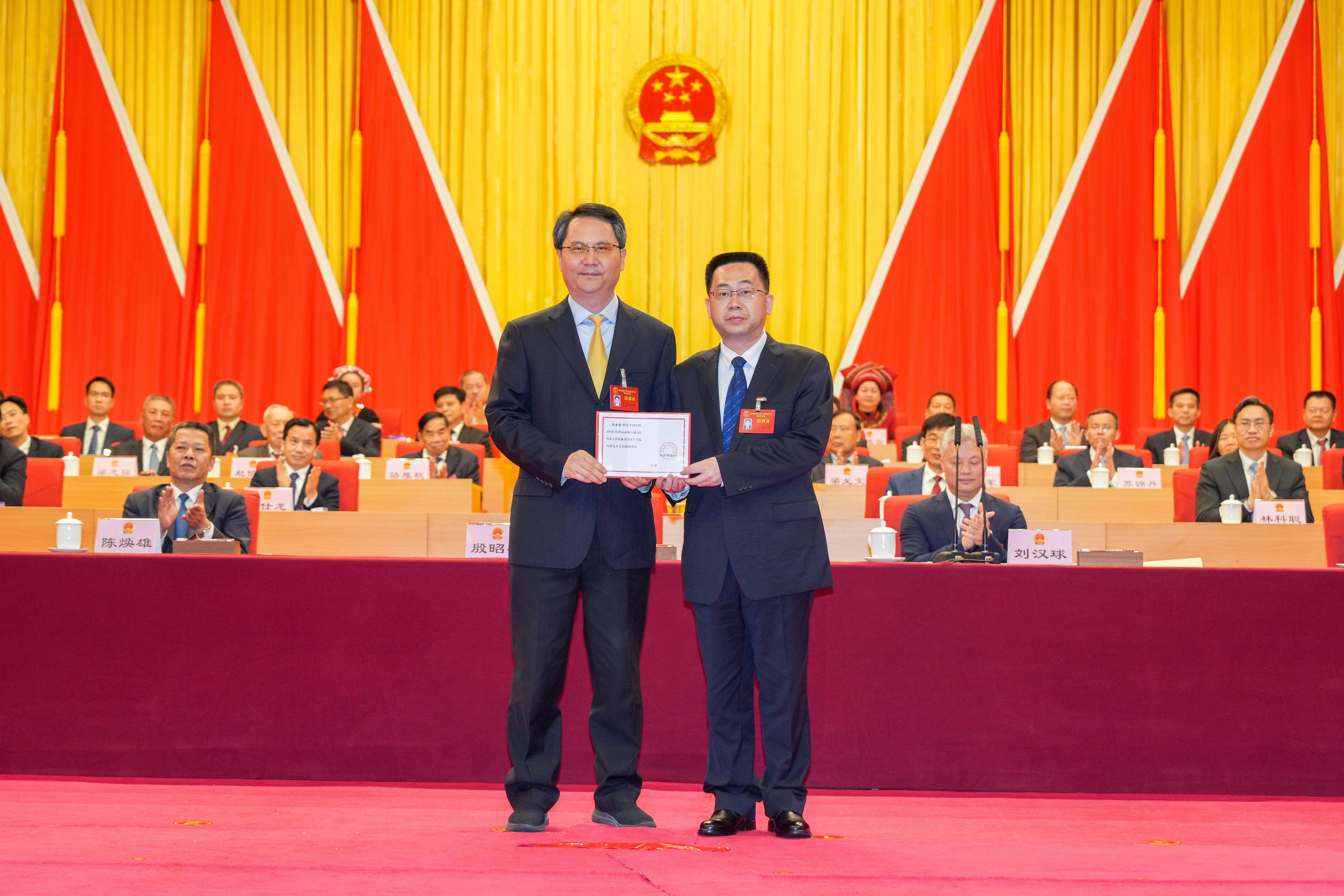 大會主席團常務(wù)主席、市委書記、市人大常委會主任殷昭舉為新當(dāng)選的清遠市人民政府市長陳金鑾頒發(fā)當(dāng)選證書。