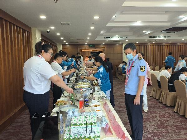 守好“食安”底線  把牢“舌尖”關卡  市場監(jiān)管部門順利完成十五運中國式摔跤賽食品安全保障工作